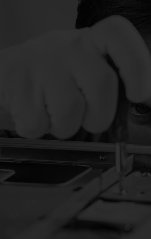 primer-plano-de-un-tecnico-de-sexo-masculino-que-repara-la-cpu-con-un-destornillador 1